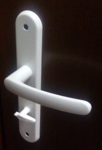 KLAMKA TINA KTT L813 SZYLD DŁ WC BIAŁA