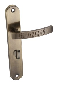 KLAMKA AURUS KAU 413 NA SZYLDZIE DŁ. WC PATYNA